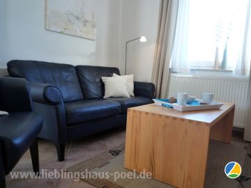 LIEBLINGSHAUS 1 - mit dunkelblauem Echtledersofa und zwei passenden Sesseln