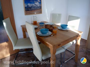 LIEBLINGSHAUS 1 - vier bequeme Lederfreischwinger und ein schöner Echtholztisch