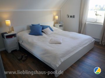 LIEBLINGSHAUS 1 - das 1. Schlafzimmer im Obergeschoss mit einem Doppelbett