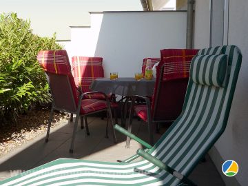 LIEBLINGSHAUS 2 - die Süd-Terrasse mit Sonnenschirm, Liegen, Gartenmöbeln und Kamingrill