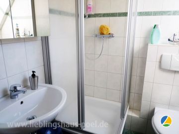 LIEBLINGSHAUS 1 - das Tageslichtbad im Obergeschoss mit Waschbecken, WC und Dusche