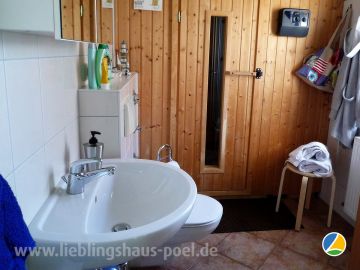 LIEBLINGSHAUS 1 - das Tageslichtbad im EG mit Waschbecken, WC, Dusche und Sauna