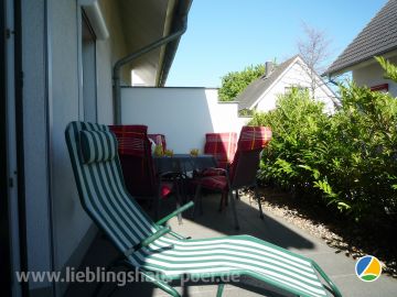 LIEBLINGSHAUS 1 - die Süd-Terrasse mit Sonnenschirm, Liegen, Gartenmöbeln und Kamingrill