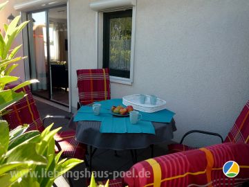 LIEBLINGSHAUS 1 - die Süd-Terrasse mit Sonnenschirm, Liegen, Gartenmöbeln und Kamingrill