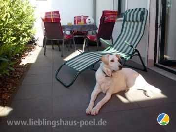 LIEBLINGSHAUS 2 - die Süd-Terrasse mit Sonnenschirm, Liegen, Gartenmöbeln und Kamingrill