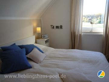 LIEBLINGSHAUS 1 - das 1. Schlafzimmer im Obergeschoss mit einem Doppelbett