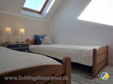 LIEBLINGSHAUS 1 - das 2. Schlafzimmer im Obergeschoss mit zwei Einzelbetten