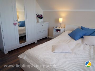 LIEBLINGSHAUS 1 - das 1. Schlafzimmer im Obergeschoss mit einem Doppelbett