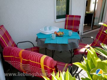 LIEBLINGSHAUS 2 - die Süd-Terrasse mit Sonnenschirm, Liegen, Gartenmöbeln und Kamingrill