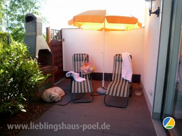 LIEBLINGSHAUS 1 - die Süd-Terrasse mit Sonnenschirm, Liegen, Gartenmöbeln und Kamingrill