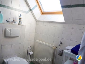 LIEBLINGSHAUS 1 - das Tageslichtbad im Obergeschoss mit Waschbecken, WC und Dusche