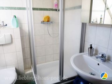 LIEBLINGSHAUS 1 - das 2. Tageslichtbad im OG mit Waschbecken, WC und Dusche